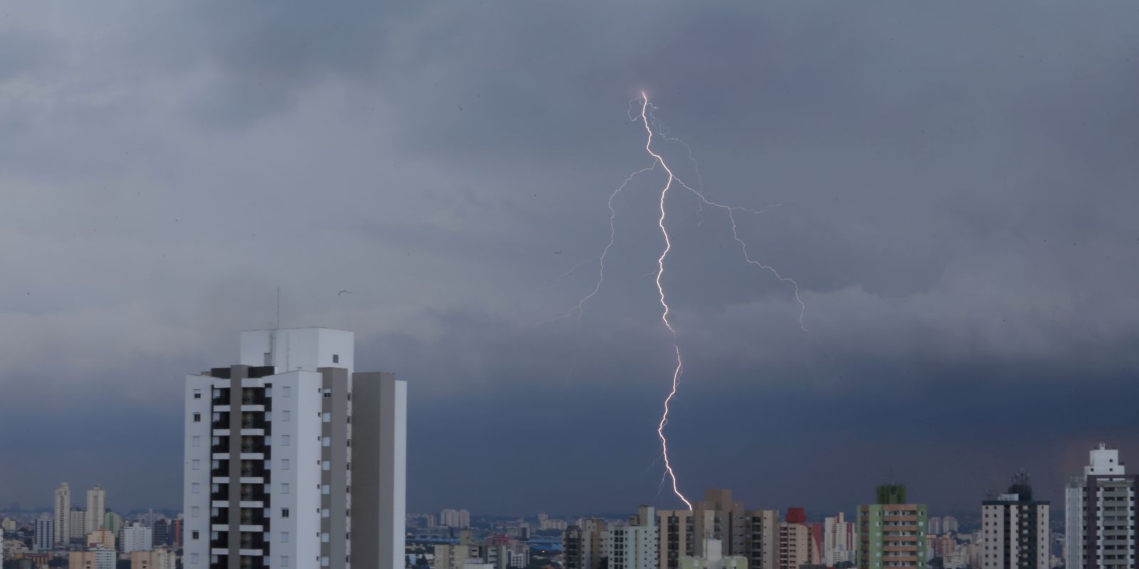 temporal-em-sao-paulo-provoca-alagamentos-e-quedas-de-arvores