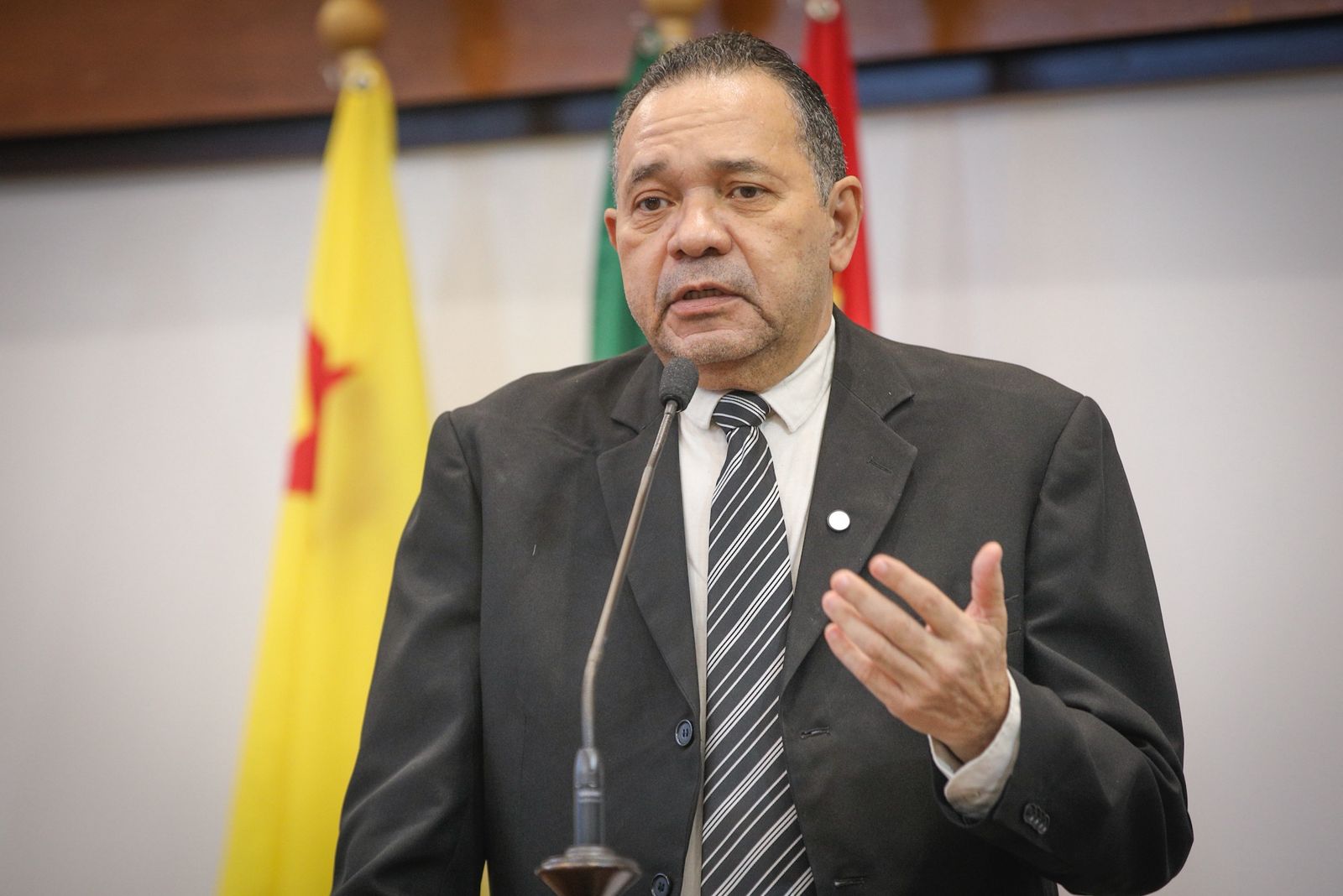 lider-do-governo-diz-que-criticas-precisam-ter-responsabilidade-e-defende-atuacao-do-executivo