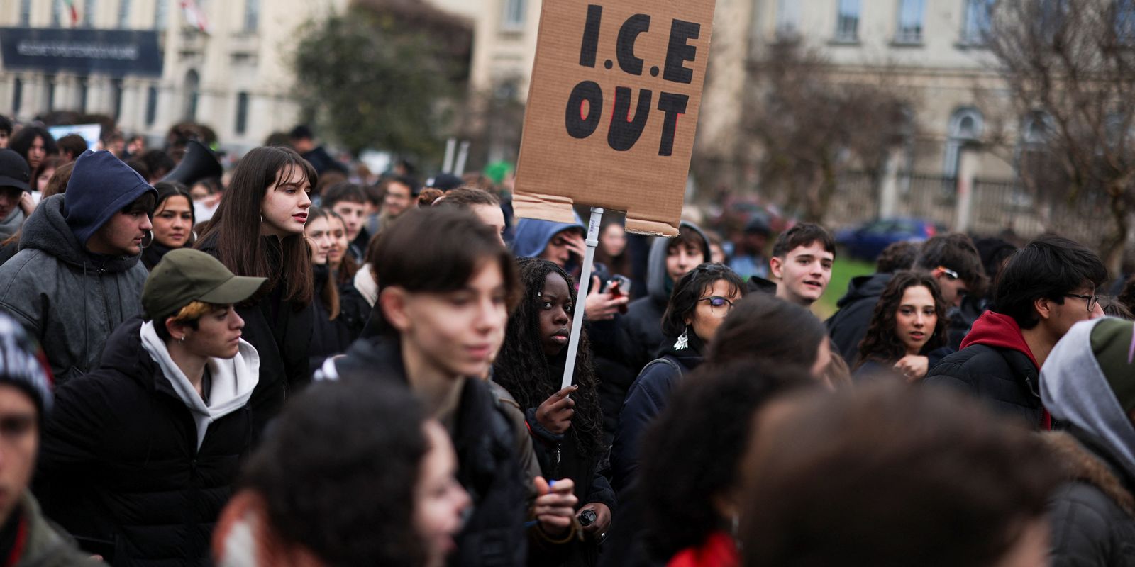 protestos-contra-ice-ocorrem-em-milao-antes-da-abertura-da-olimpiada