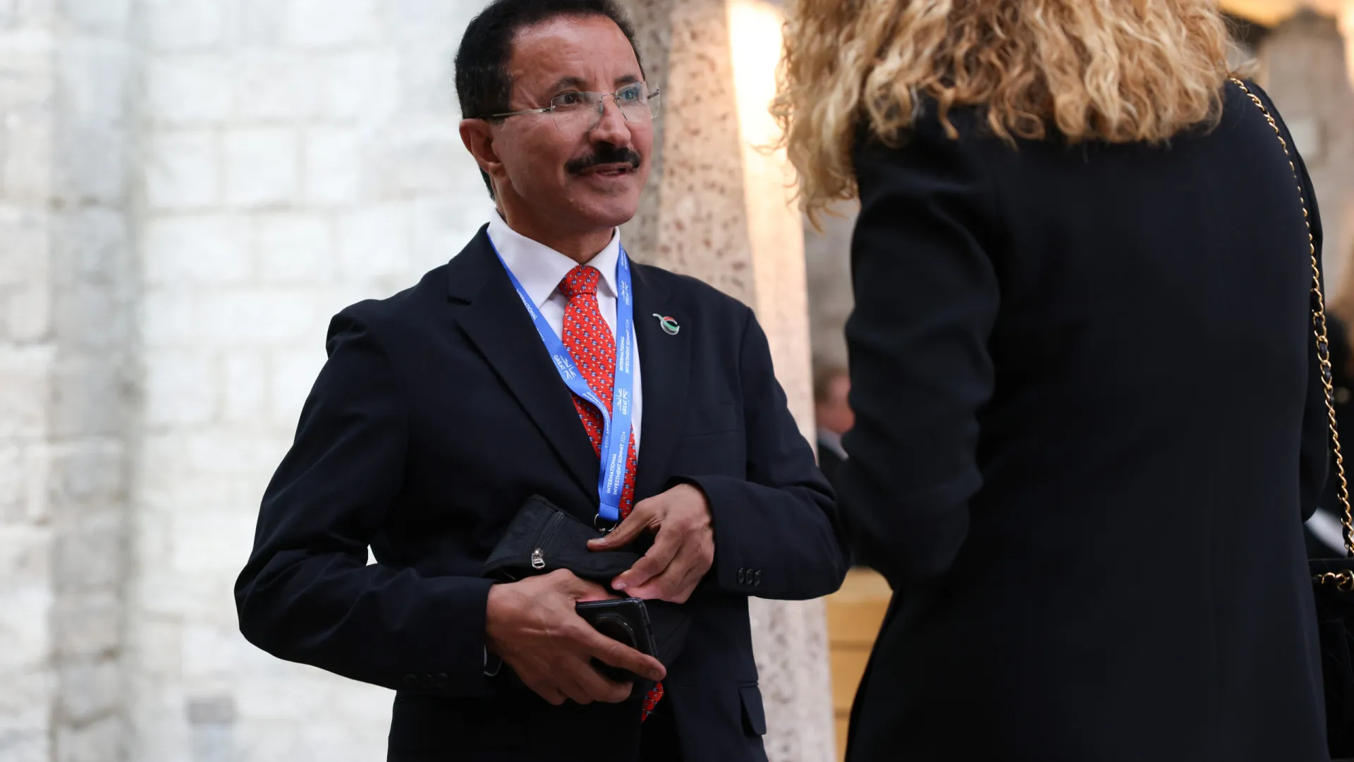 ceo-da-dp-world-demite-se-devido-a-ligacao-com-jeffrey-epstein