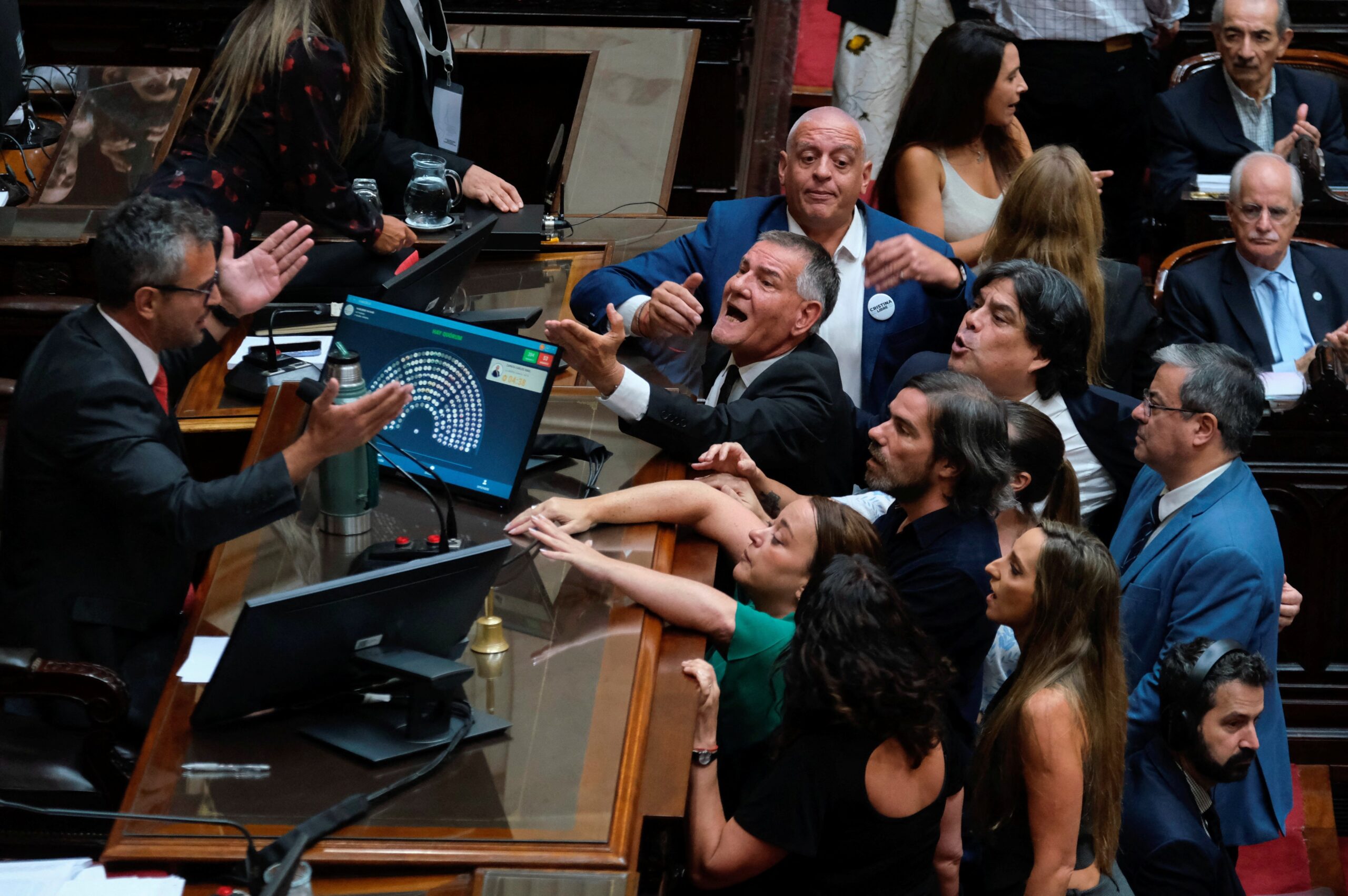 reforma-trabalhista-de-milei-e-aprovada-no-senado-apos-mudancas-na-camara