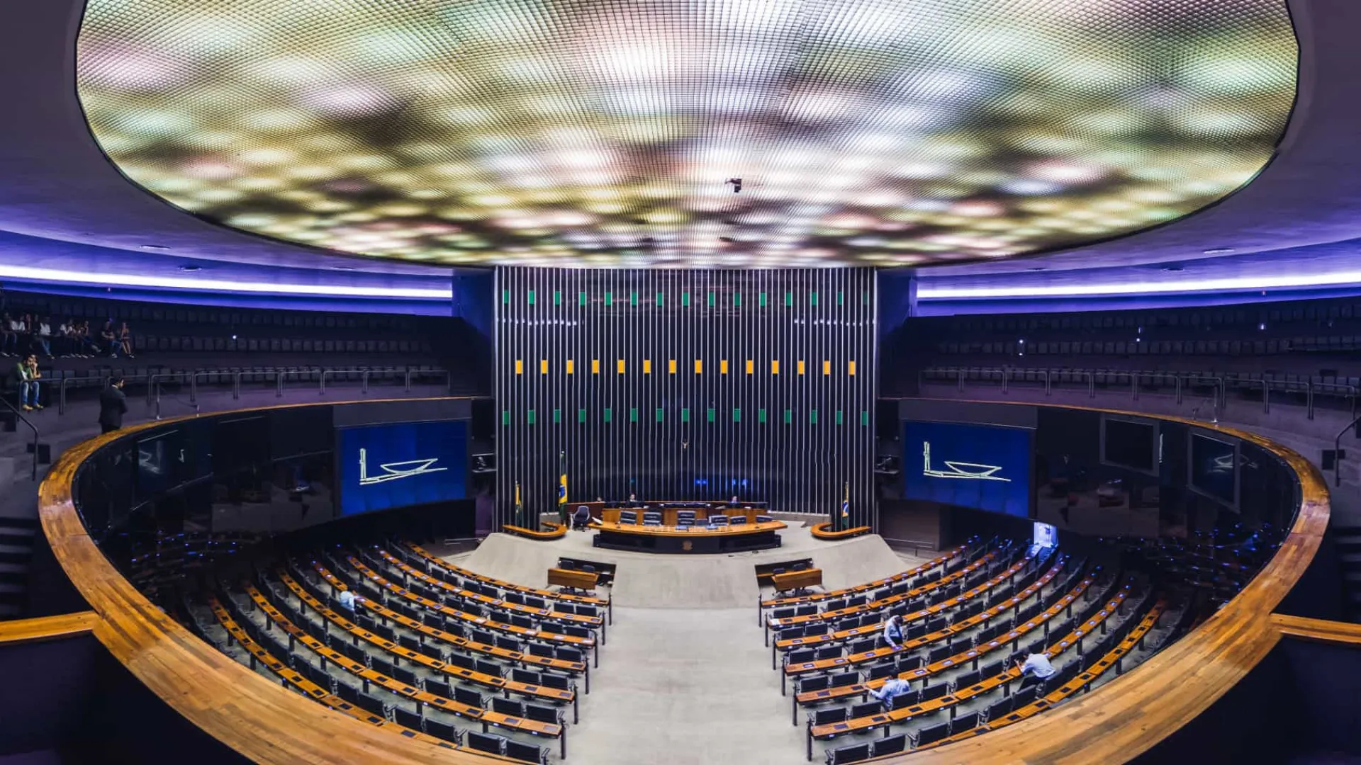 fim-da-escala-6×1-avanca-no-congresso-e-eleva-receio-de-setores-produtivo-e-financeiro