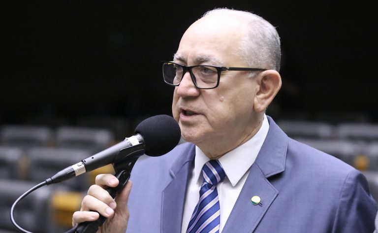 projeto-de-lei-permite-o-transporte-de-criancas-em-moto-a-partir-dos-5-anos-de-idade