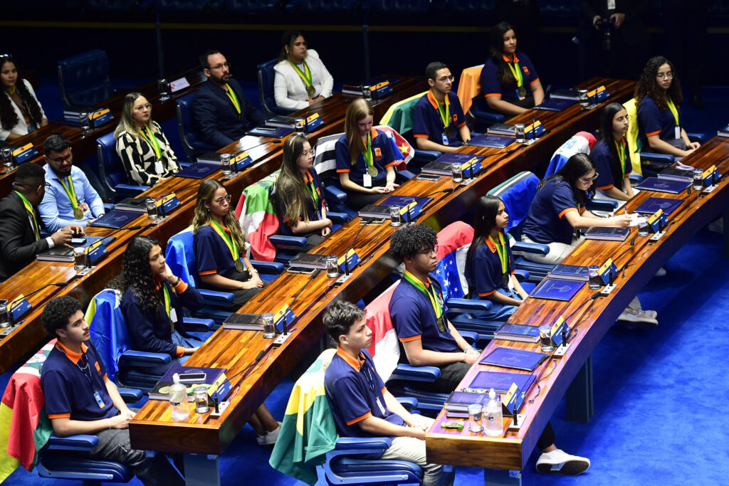 alunos-da-rede-estadual-tem-ate-17-de-abril-para-produzir-redacao-do-programa-jovem-senador-2026