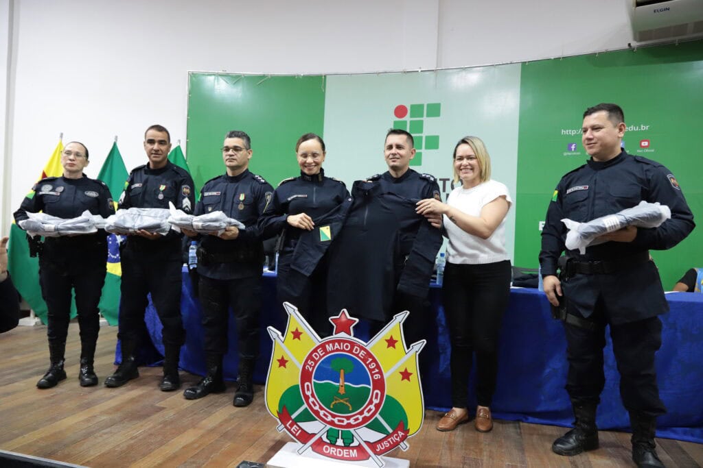 detran-e-policia-militar-entregam-novo-fardamento-ao-8o-batalhao