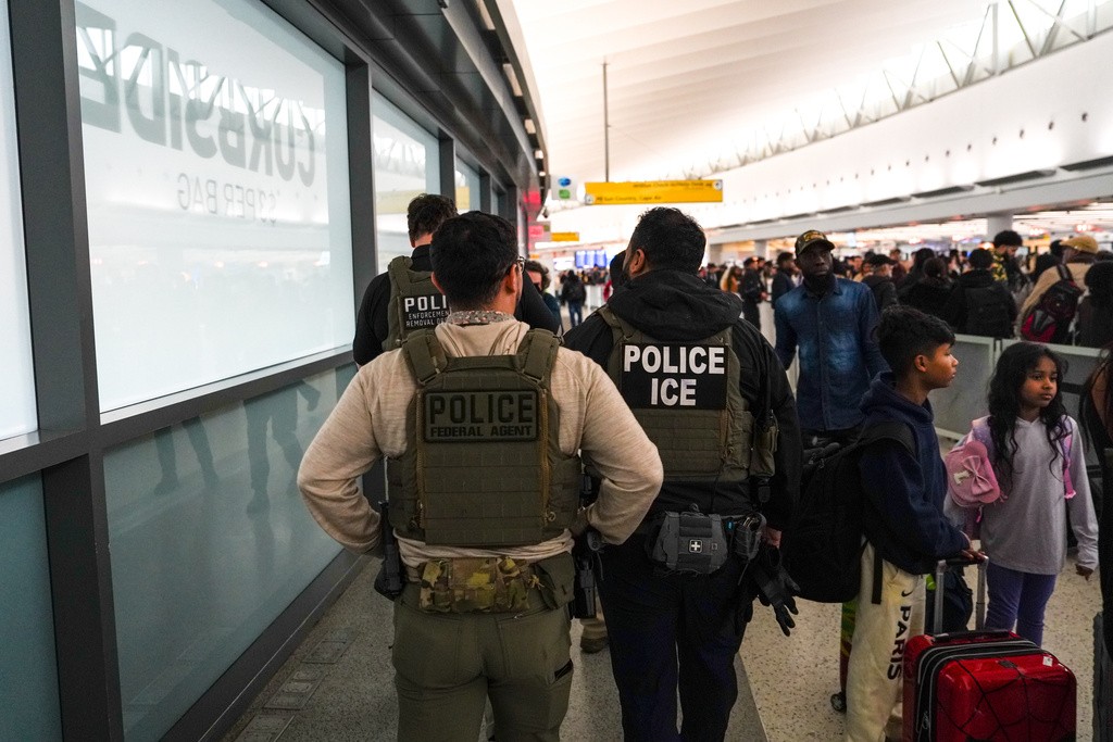 agentes-do-ice-comecam-a-patrulhar-aeroportos-dos-eua-em-meio-a-filas-por-falta-de-funcionarios