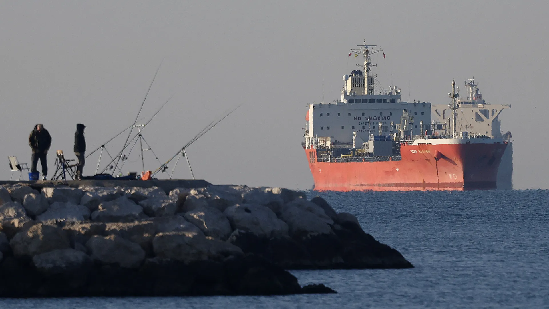 petroleo-despenca-mais-de-15%-apos-tregua-entre-eua-e-ira