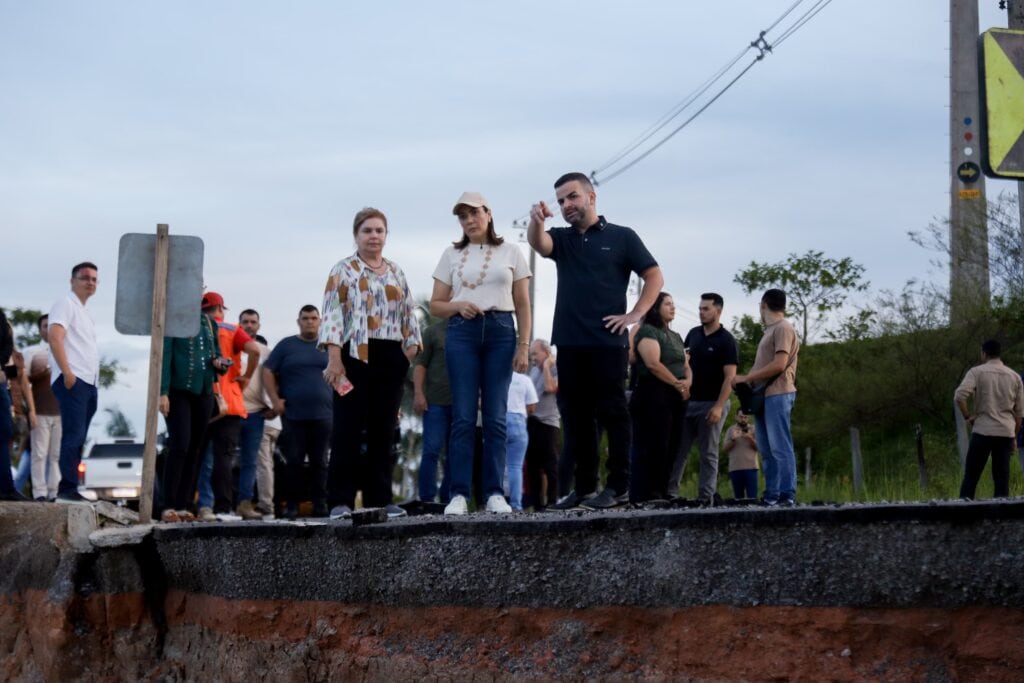 em-tarauaca,-governadora-vistoria-trecho-de-via-que-desabou-e-garante-celeridade-em-reparos