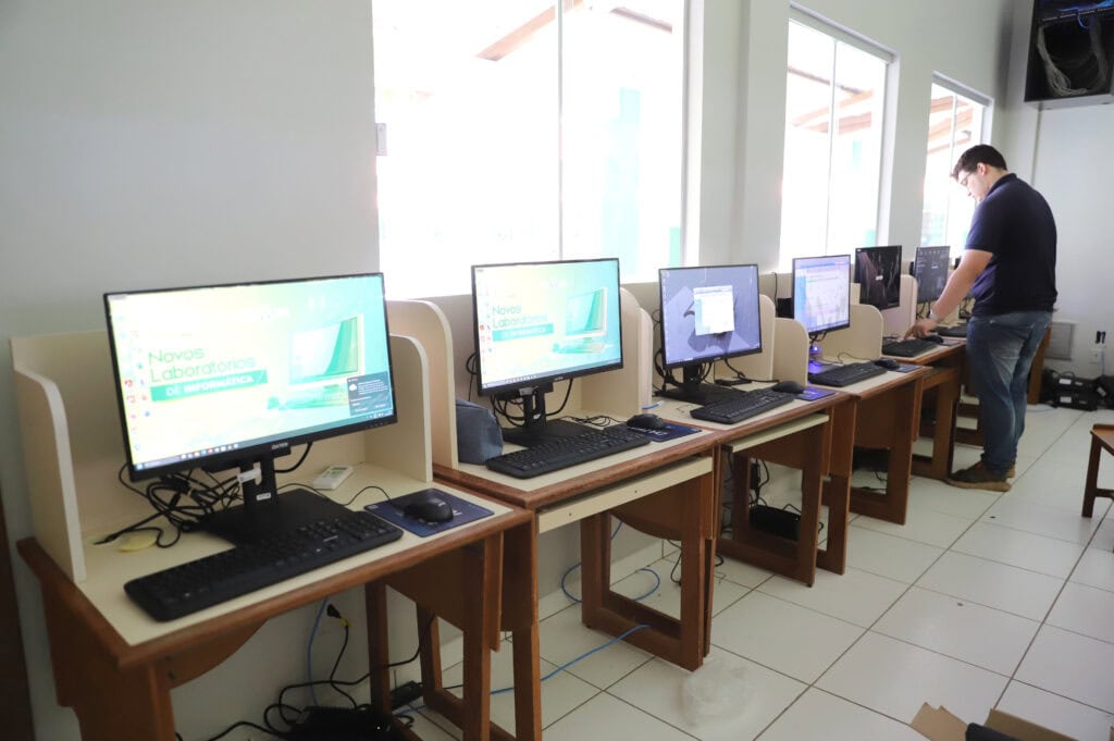 educacao-entrega-novos-equipamentos-a-laboratorio-de-informatica-em-escola-na-cidade-do-povo