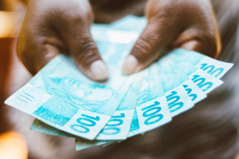 projeto-do-governo-preve-salario-minimo-de-r$-1.717-em-2027-e-define-metas-fiscais