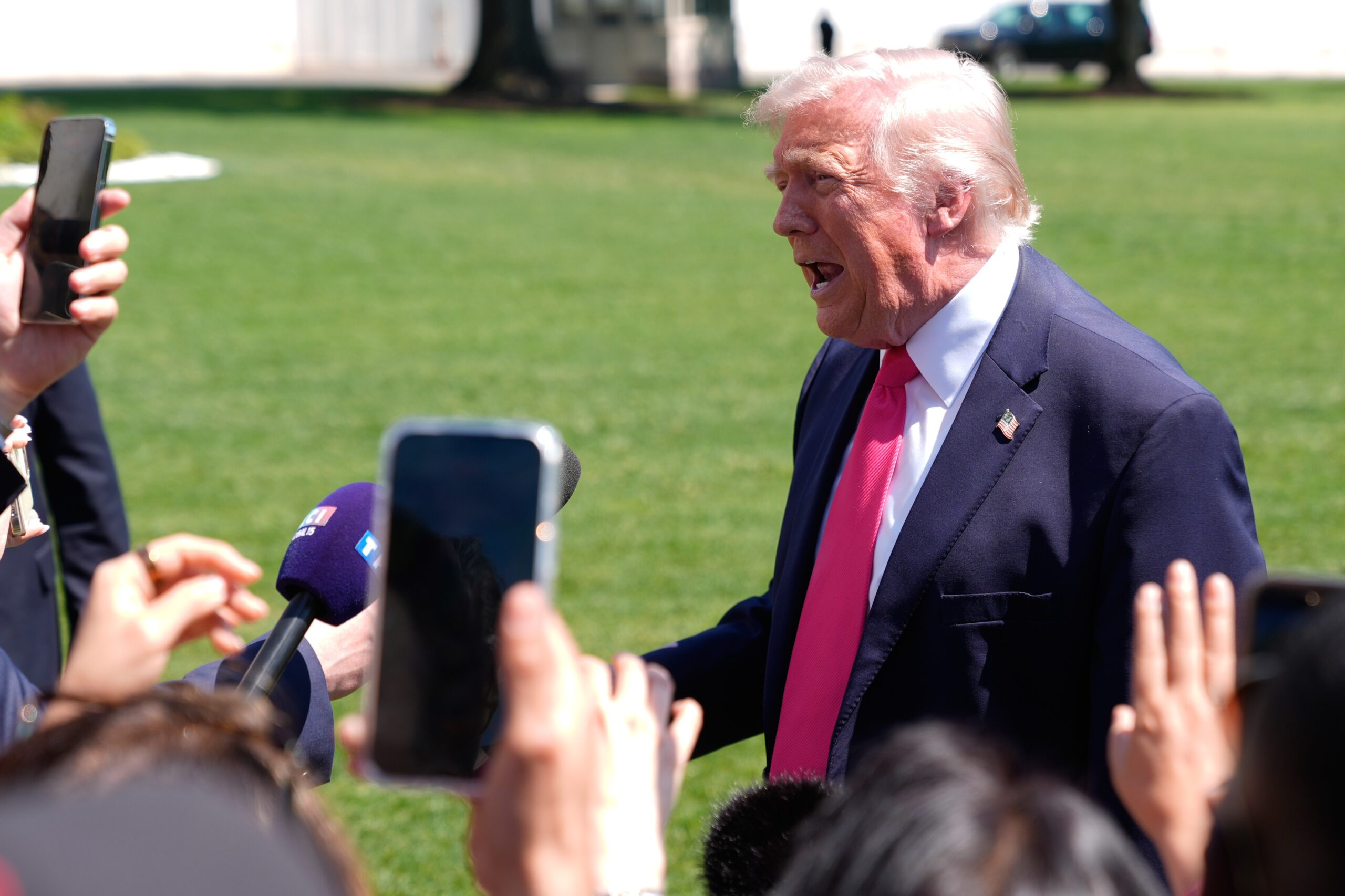 ira-voltara-a-fechar-o-estreito-de-ormuz-caso-o-bloqueio-naval-dos-eua-persista,-diz-agencia-iraniana