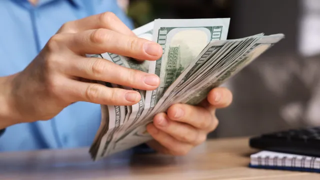 dolar-abaixo-de-r$-5-sugere-momento-favoravel-para-compra,-dizem-analistas