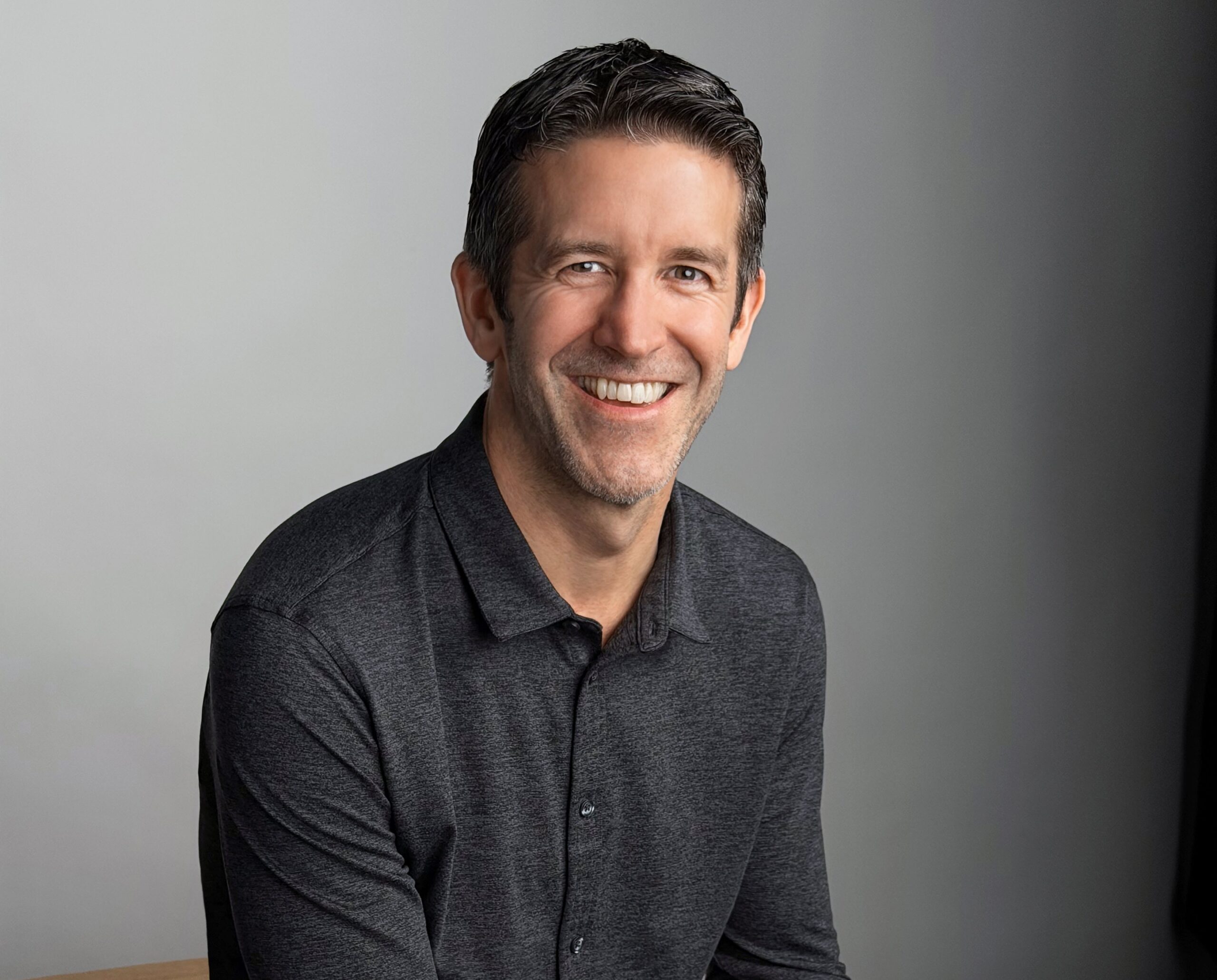 quem-e-john-ternus,-sucessor-de-tim-cook-no-comando-da-apple