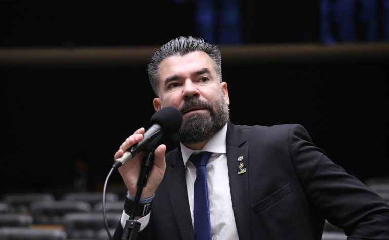 comissao-da-camara-aprova-punicao-para-presos-que-posarem-para-fotos-dentro-de-presidios