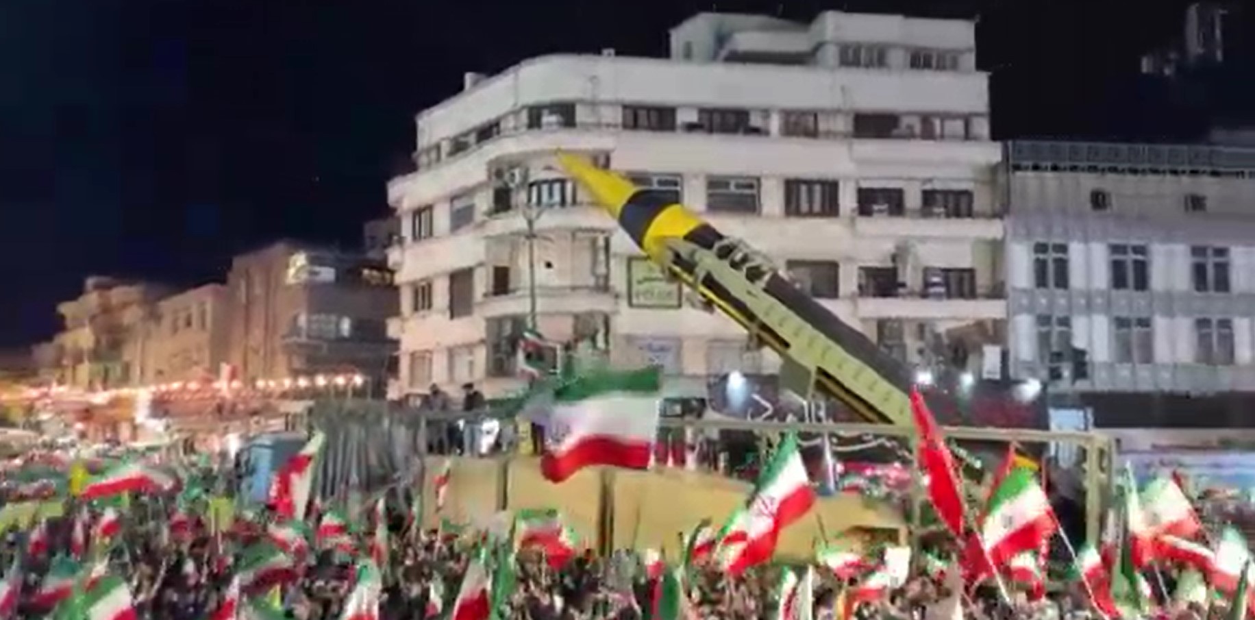 ira-exibe-misseis-balisticos-em-desfile-militar-no-mesmo-dia-em-que-trump-anuncia-cessar-fogo