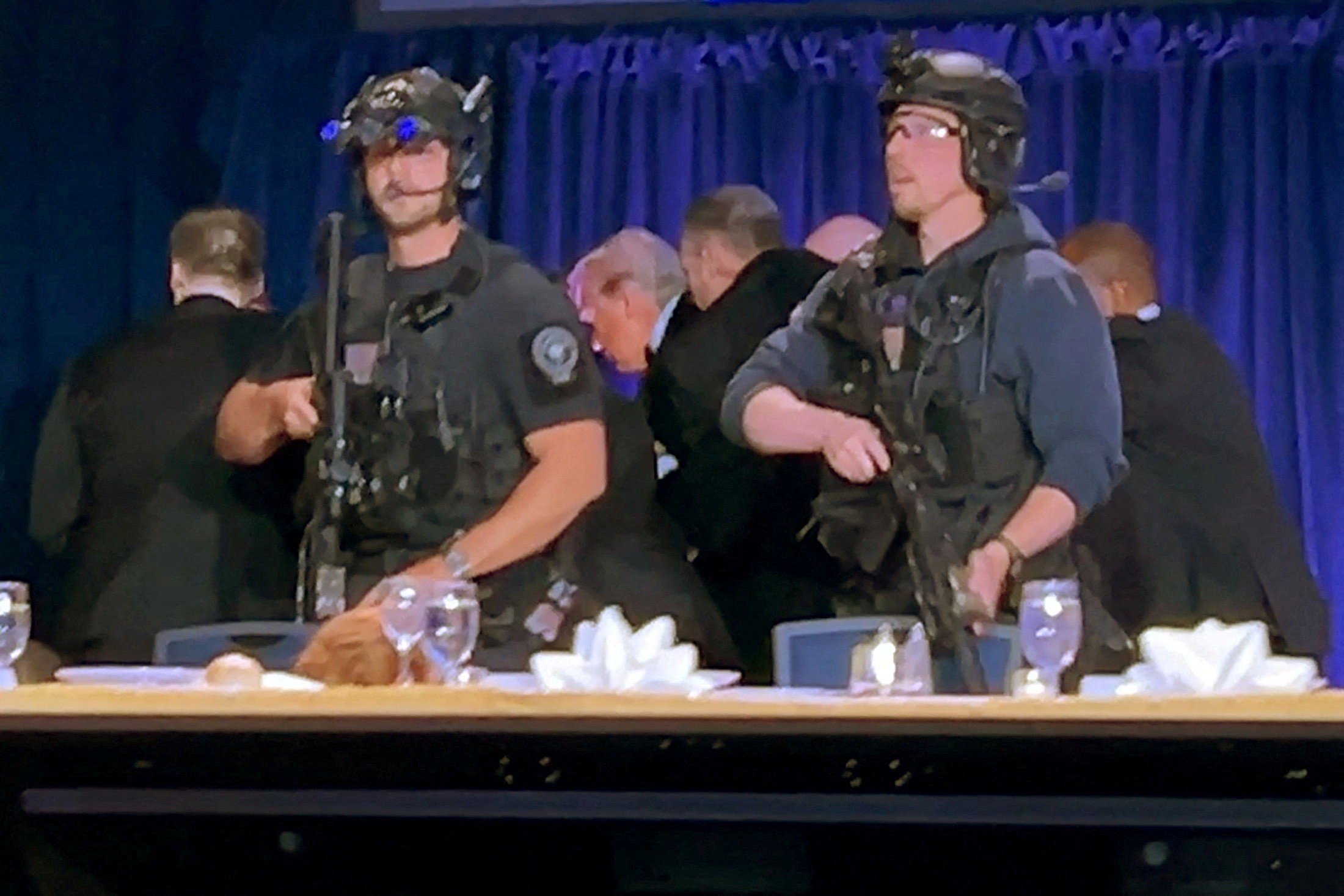 trump-diz-que-homem-detido-apos-tiros-durante-jantar-em-hotel-e-‘lobo-solitario’