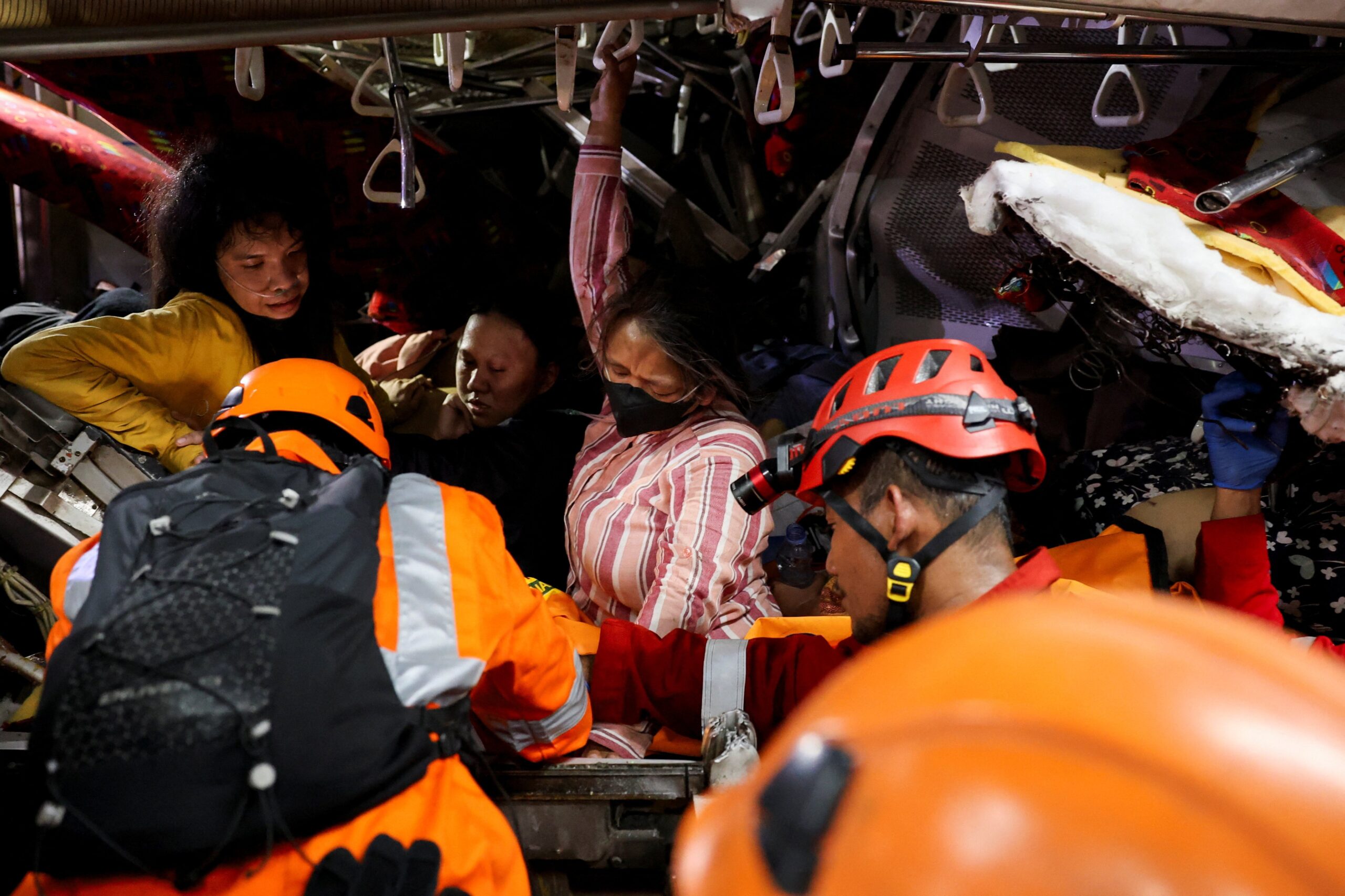 colisao-de-trem-na-indonesia-mata-duas-pessoas;-passageiros-ficam-presos-nas-engrenagens