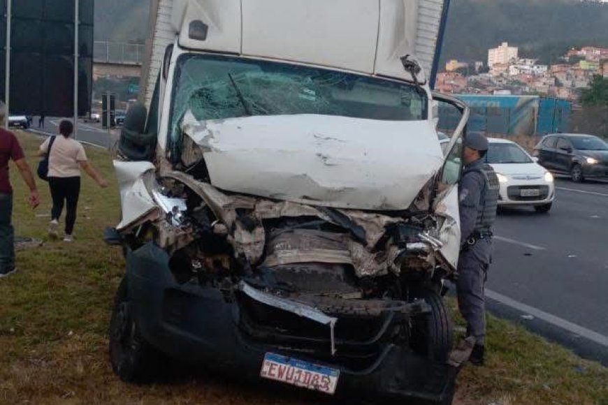 caminhoneiro-fica-preso-as-ferragens-em-acidente-com-onibus-na-anhanguera