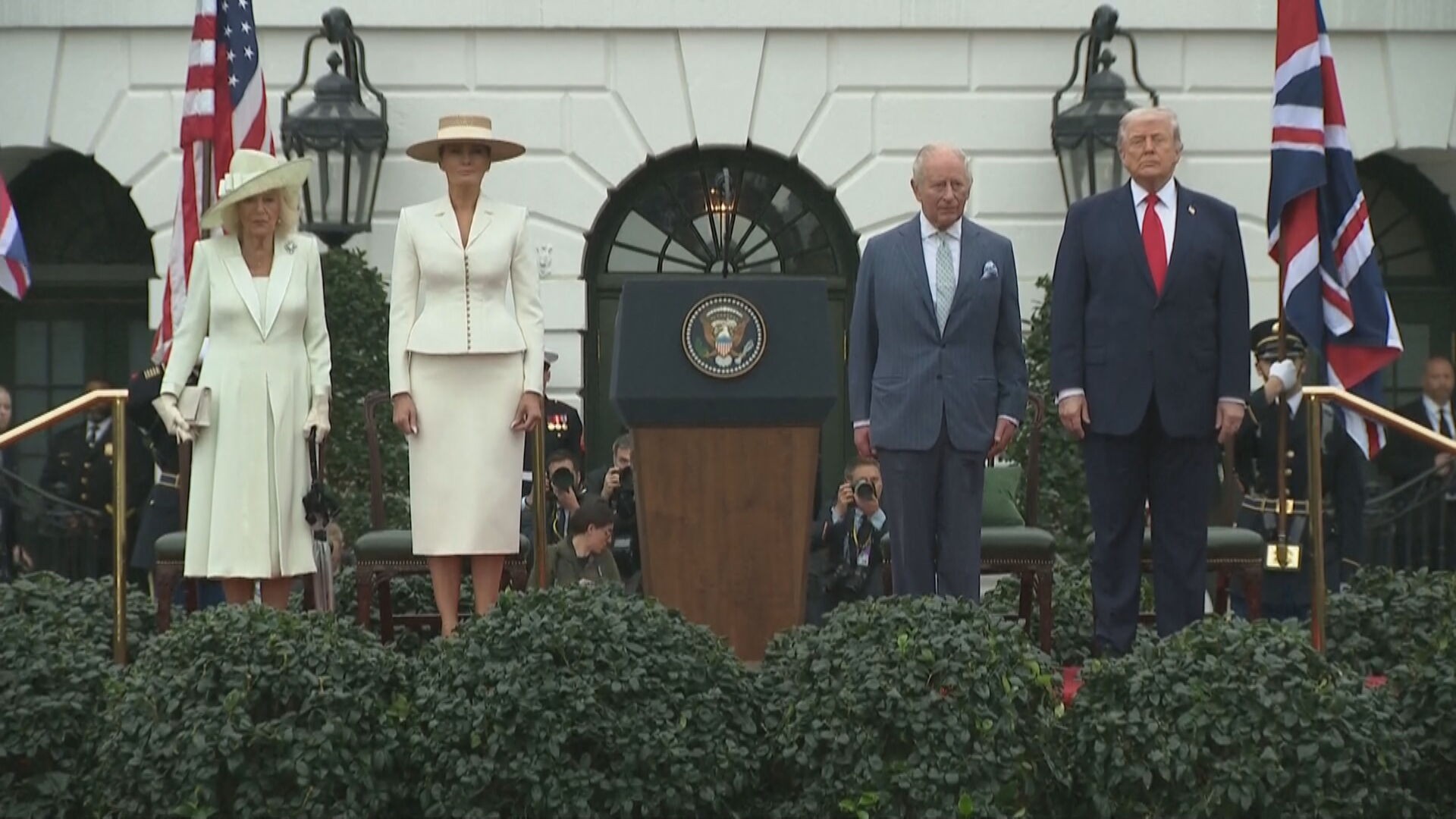 rei-charles-iii-e-rainha-camilla-sao-recebidos-por-trump-e-melania-na-casa-branca;-siga