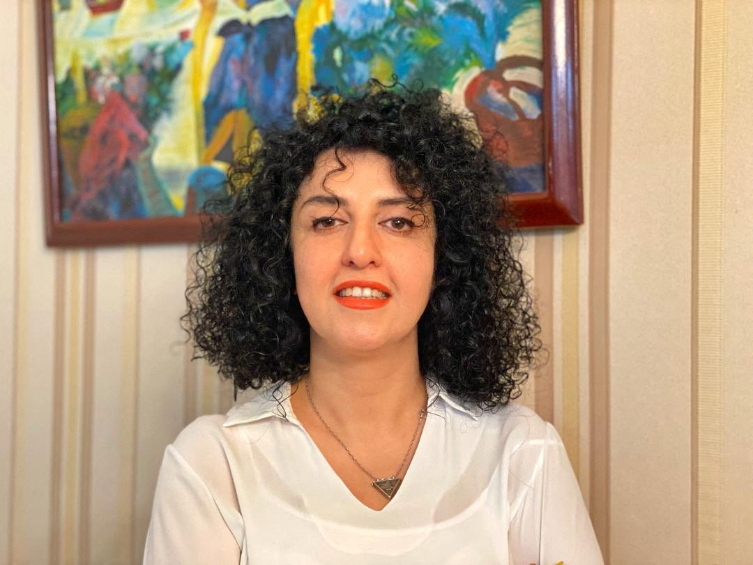 saude-de-narges-mohammadi-piora,-e-ativista-e-transferida-de-prisao-para-hospital