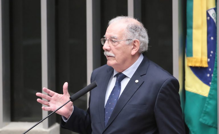comissao-aprova-projeto-que-obriga-instalar-desfibriladores-em-locais-de-grande-circulacao