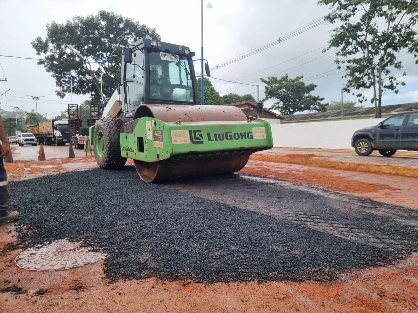Deracre executa operação tapa-buraco na AC-40 após rompimento de adutora em Senador Guiomard