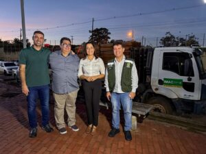 Governadora Mailza entrega madeira apreendida para fortalecer agricultura familiar em Brasileia