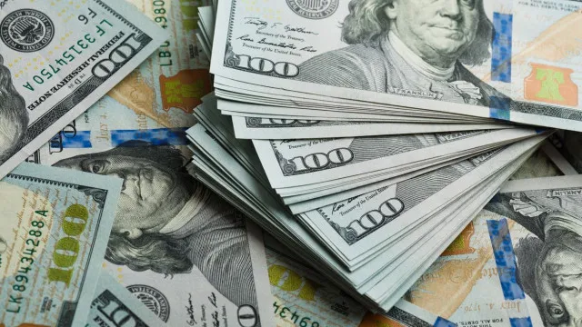 dolar-cai-para-r$-4,98,-e-bolsa-sobe-em-dia-de-alivio