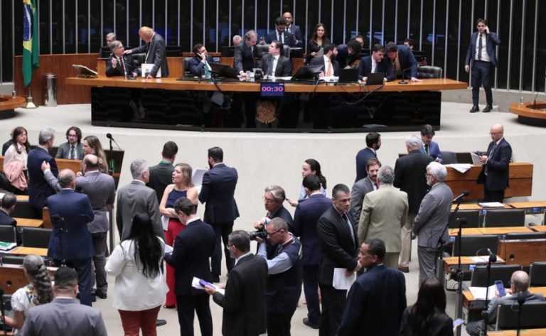 deputados-aprovam-projeto-que-torna-crime-aumento-abusivo-de-precos-de-combustiveis