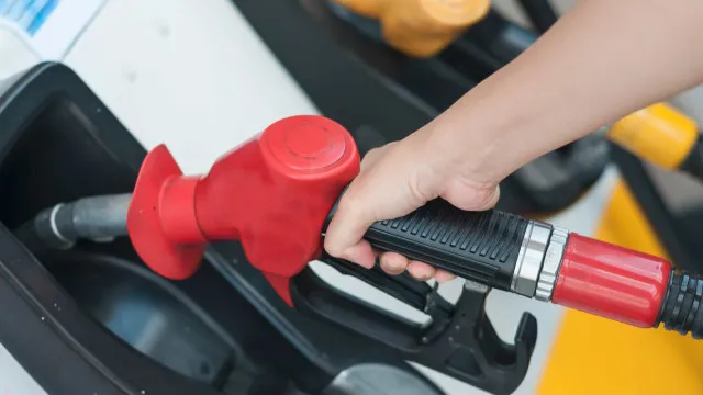 acelen-eleva-gasolina-em-3,6%;-petrobras-mantem-preco-inalterado-ha-116-dias