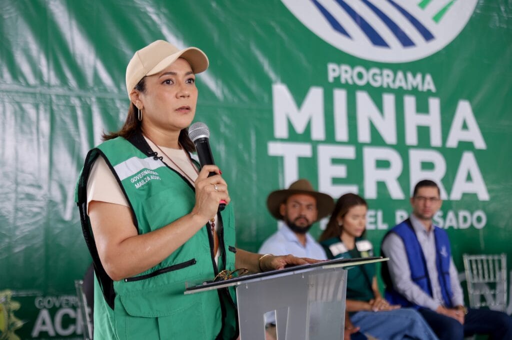 Governadora Mailza entrega mais de mil kits de assistência humanitária aos atingidos pelas enchentes em Porto Acre