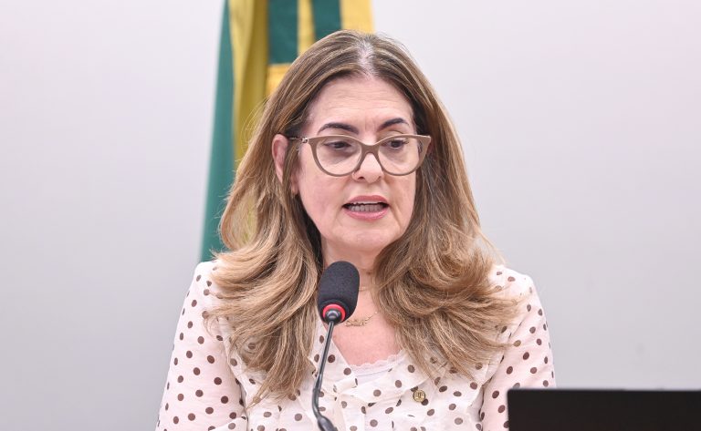 comissao-aprova-regras-para-uniformes-e-veda-vestimentas-que-violem-a-dignidade-do-empregado