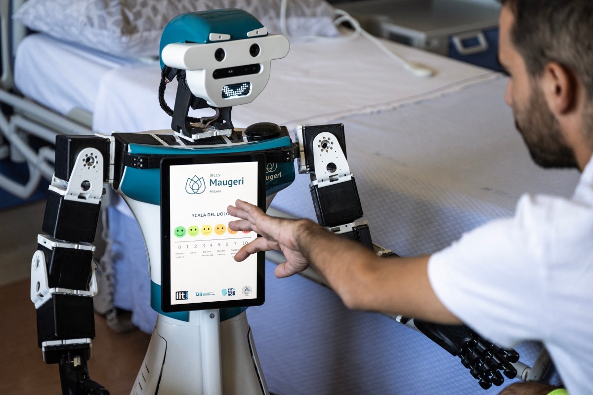 hospital-italiano-testa-robo-que-conversa-com-pacientes-e-auxilia-equipes-de-saude