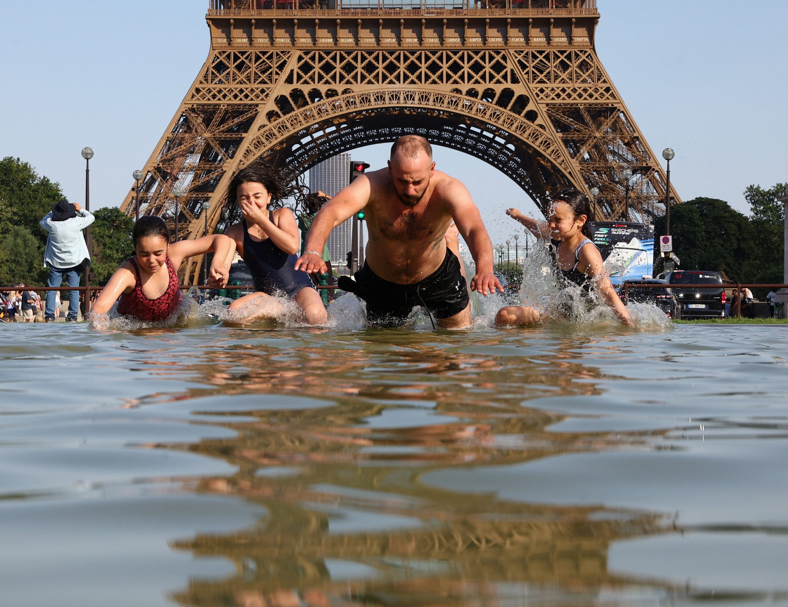 torre-eiffel-e-fechada-por-conta-da-onda-de-calor-em-paris