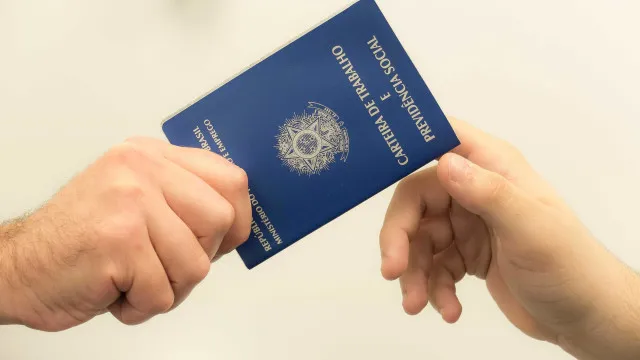 taxa-de-desemprego-no-brasil-cai-para-5,6%-no-trimestre-encerrado-em-maio,-aponta-ibge