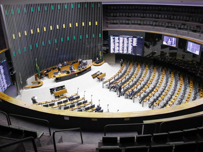 camara-pode-votar-sistema-de-combate-ao-feminicidio-e-regras-para-conter-preco-de-combustiveis