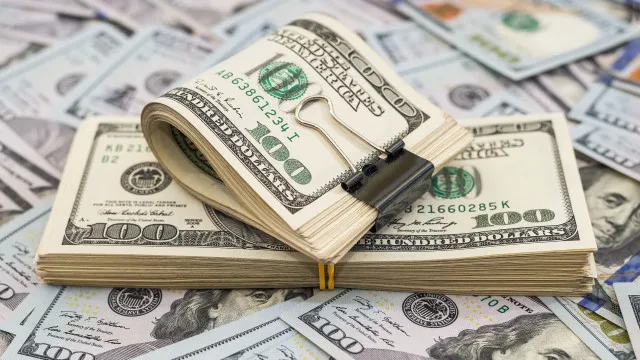 dolar-avanca-e-bolsa-recua,-em-dia-de-baixa-liquidez-por-conta-de-brasil-x-japao