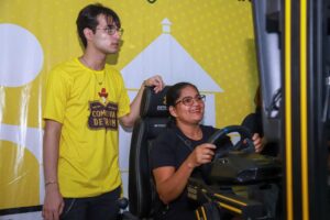 Simulador de trânsito do Detran atrai público no segundo dia da Expoacre Juruá