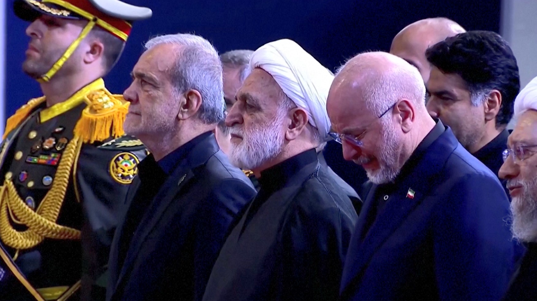video:-presidente-e-membros-do-governo-do-ira-choram-em-frente-a-caixao-de-ali-khamenei