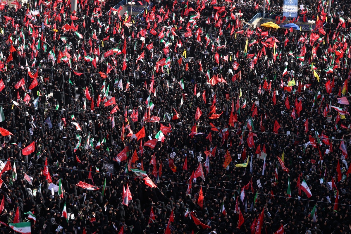 funeral-de-ali-khamenei:-milhares-de-fieis-comparecem-a-cerimonia-exigindo-‘vinganca’-contra-trump