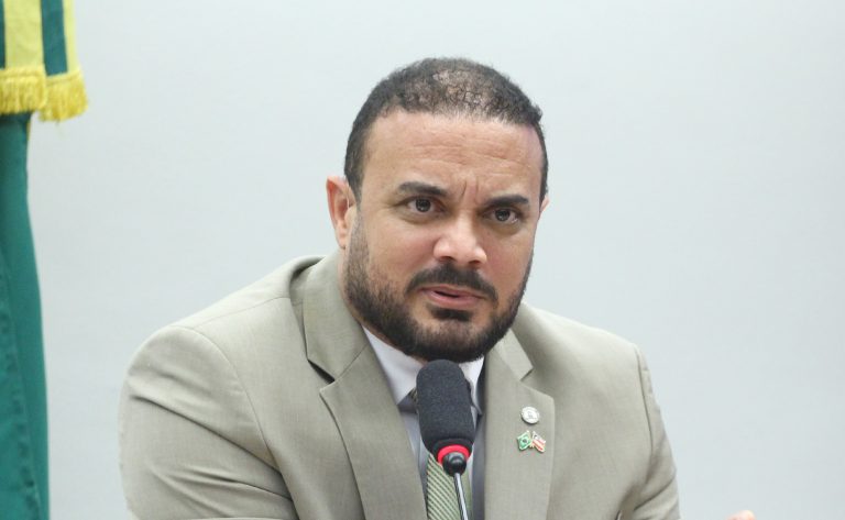 projeto-reconhece-atividade-de-risco-de-auditores-fiscais-agropecuarios-e-autoriza-porte-de-arma