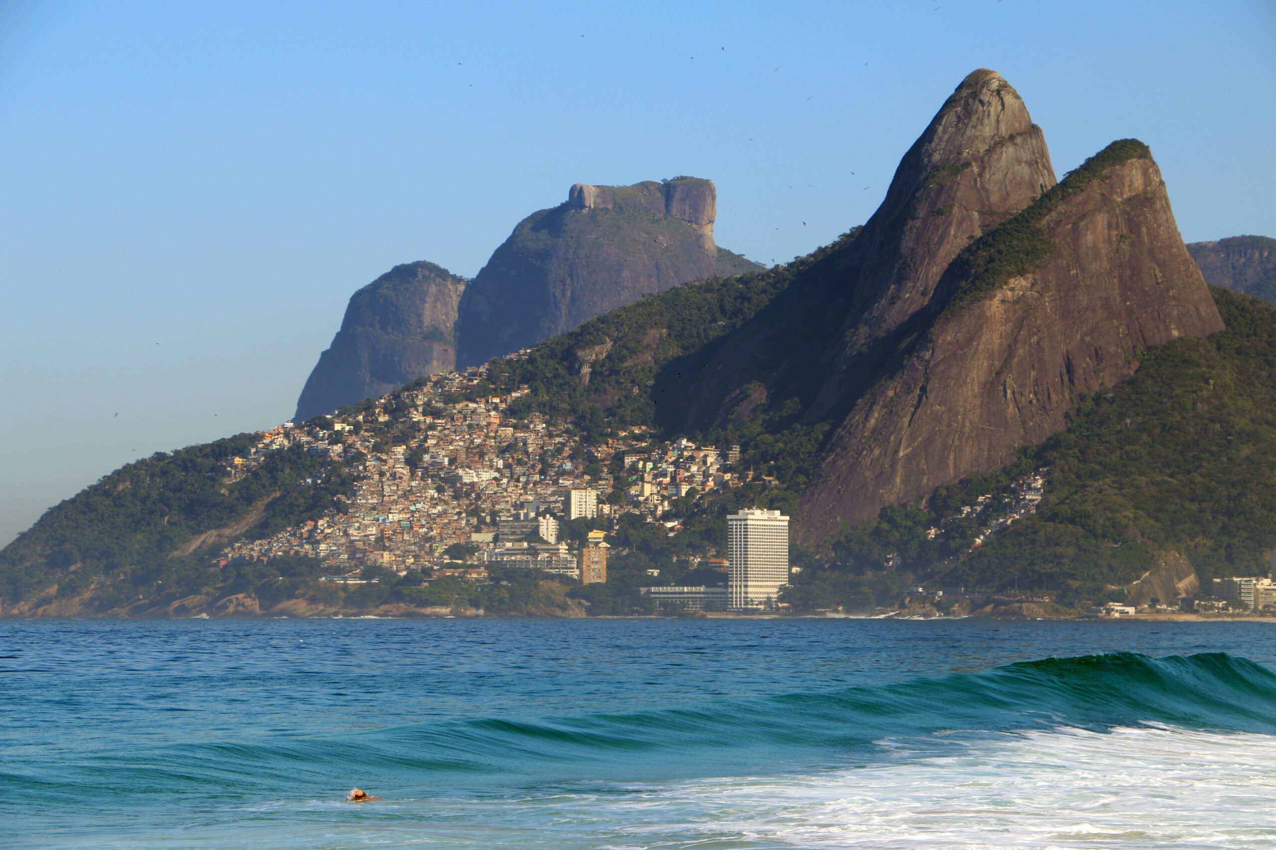 e-#fake-que-foto-de-cadeiras-voando-e-pessoas-correndo-em-ipanema-mostre-vendaval-no-rio;-cena-foi-criada-com-ia