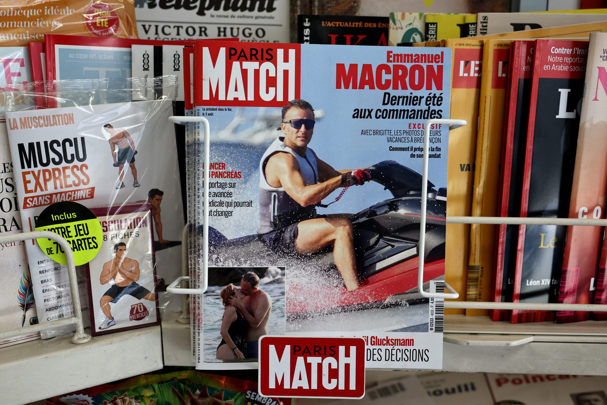 macron-e-criticado-por-foto-em-jet-ski-em-meio-a-onda-de-calor-e-incendios-na-franca