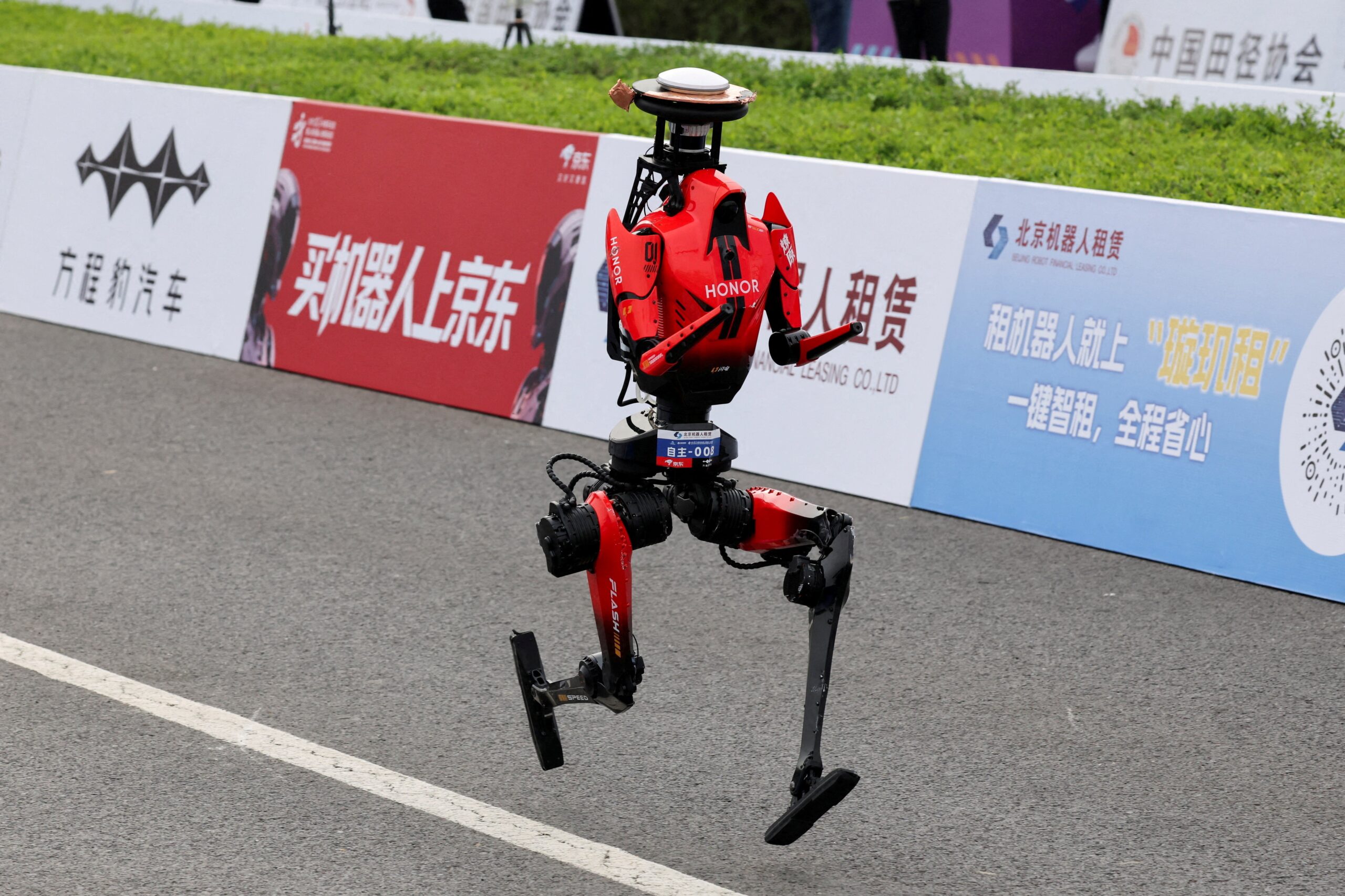 robo-chines-bate-o-recorde-mundial-de-usain-bolt-nos-100-metros-em-teste;-video