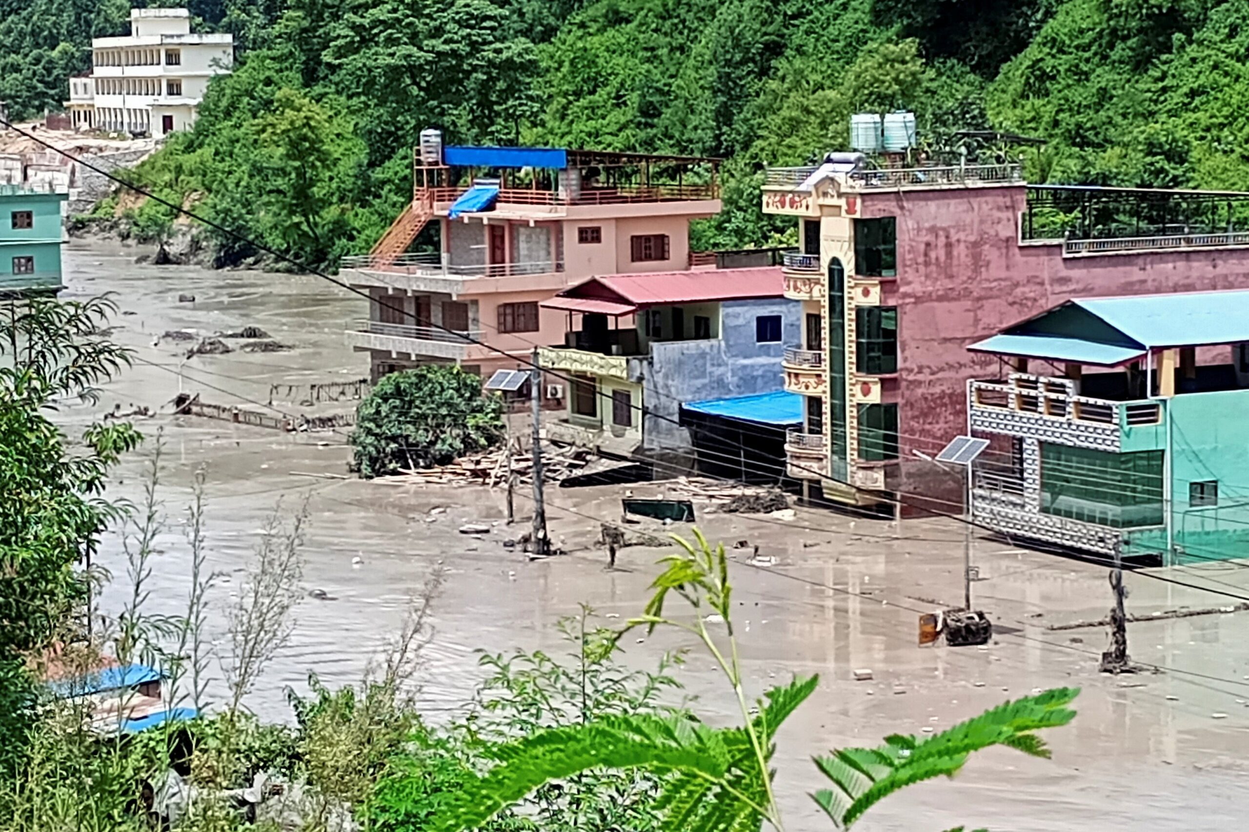 ‘salvo-por-uma-mangueira’:-sobreviventes-relatam-como-escaparam-da-avalanche-devastadora-no-nepal