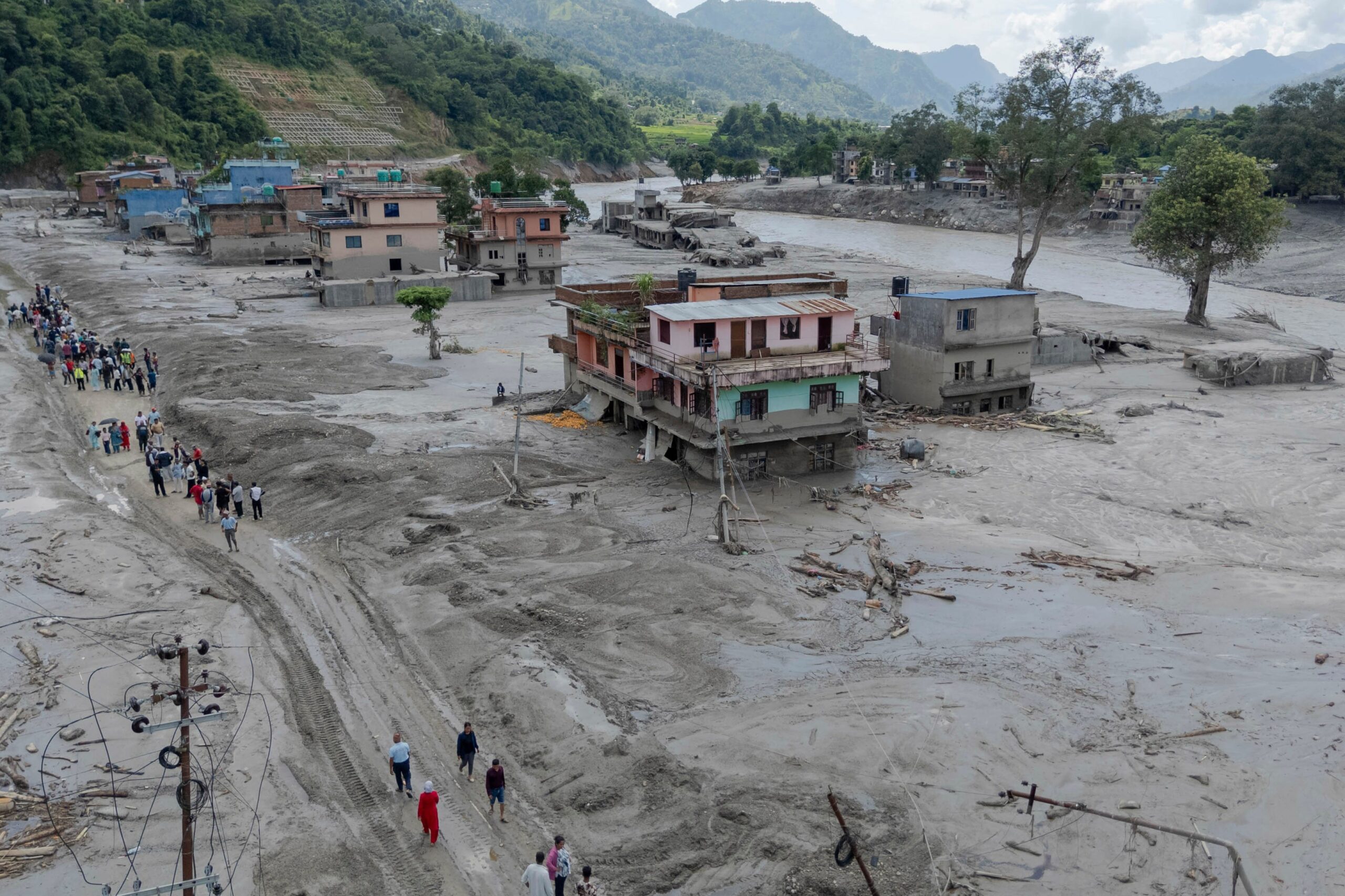 militares-rastejando,-lama-profunda:-video-detalha-resgate-em-tunel-no-nepal-que-protegeu-centenas-da-avalanche