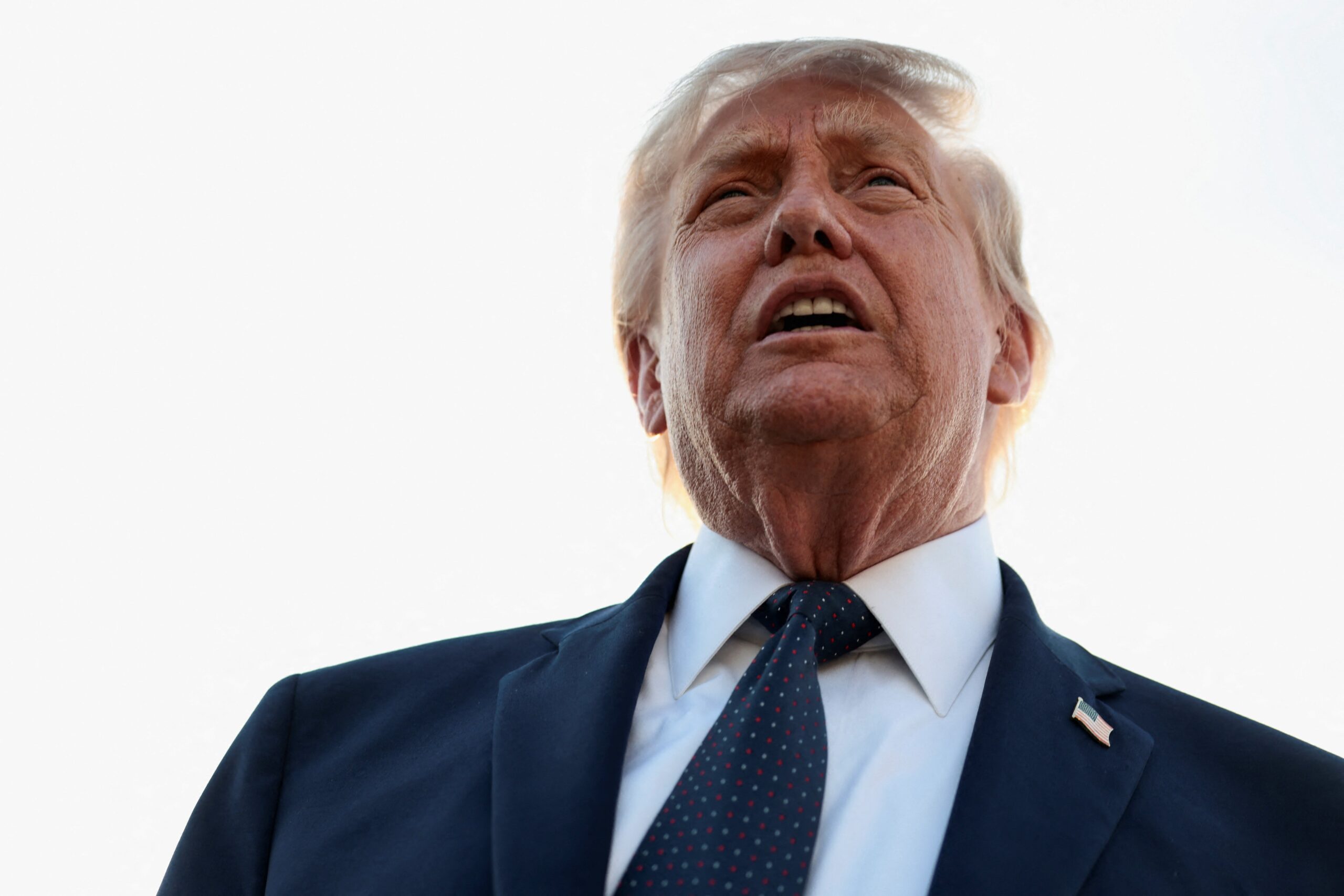 juiza-dos-eua-mantem-ordem-de-trump-que-restringe-cidadania-por-nascimento-em-vigor