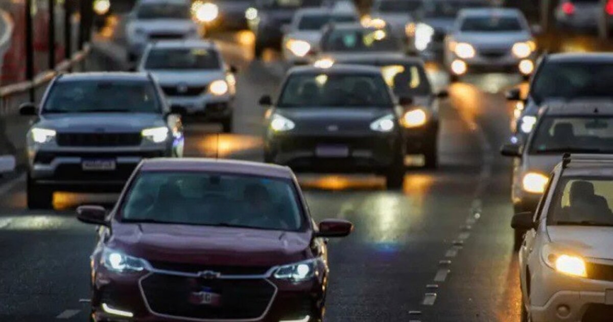 Movimento de automóveis em avenida brasileira
