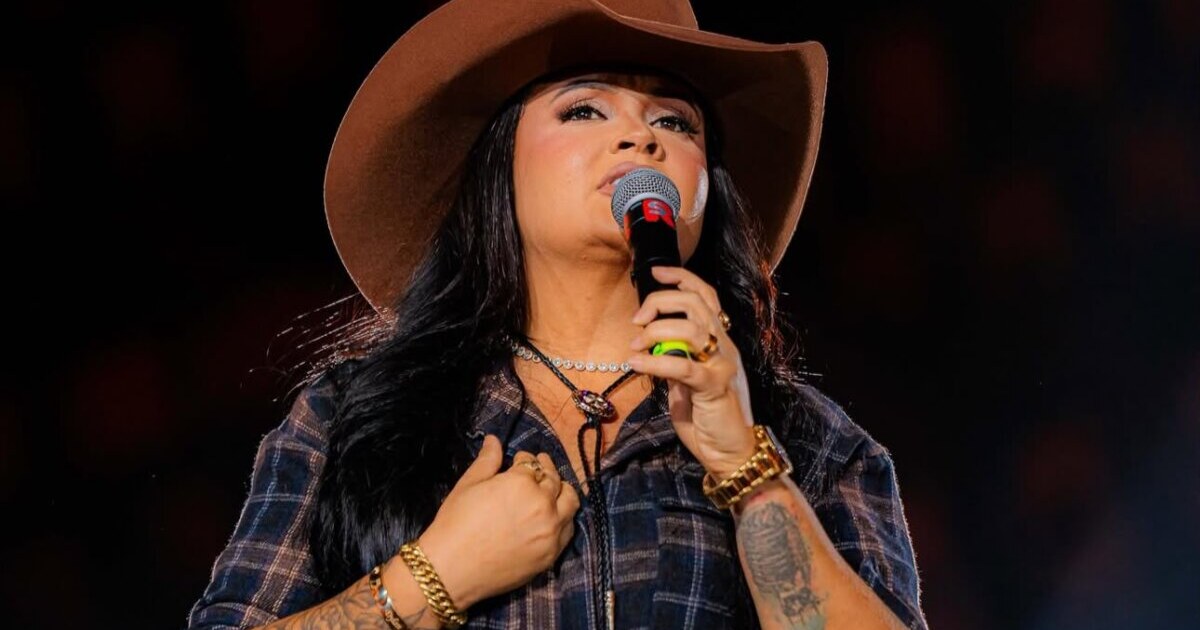 Cantora Klessinha durante apresentação musical