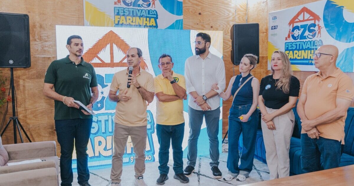 Produtores e autoridades durante assinatura de crédito agrícola